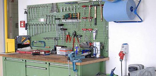 沈飛集團(tuán)武總親身到浦豐柜業(yè)訂做鉗工工作臺 沈飛集團(tuán)武總親身到浦豐柜業(yè)訂做鉗工工作臺